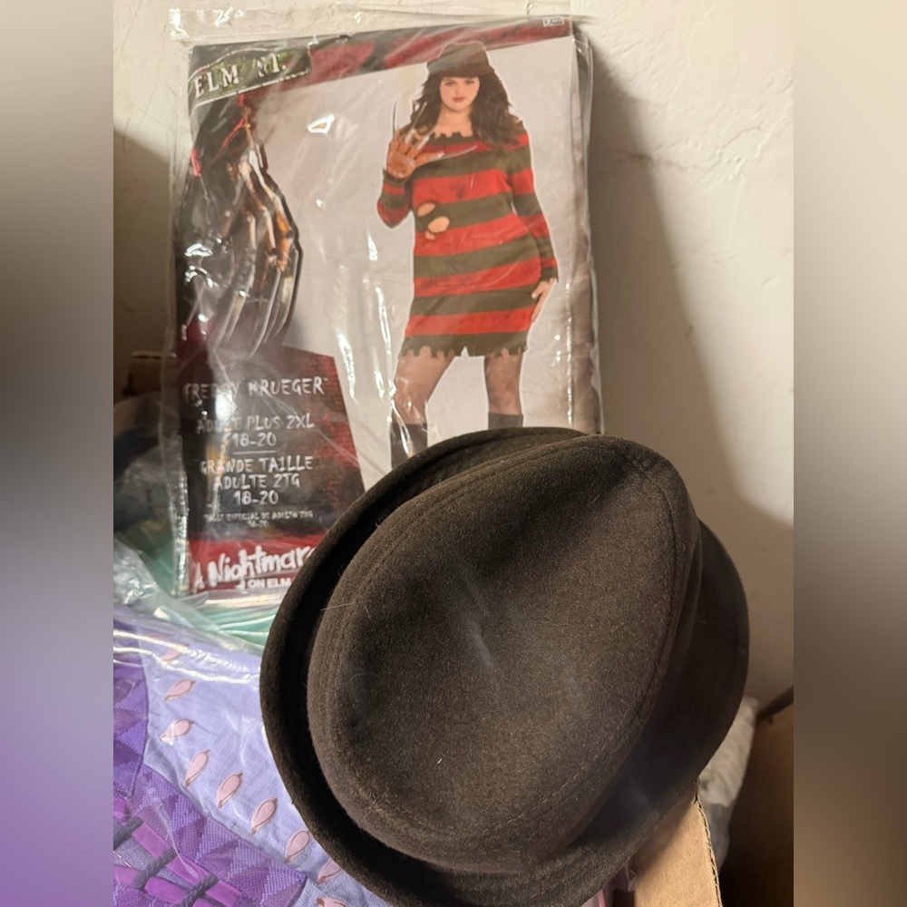 A nightmare on elm street Freddy Kruger woman’s costume size 2XL-New